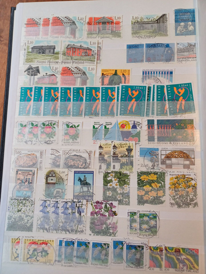 Suomi leimattua merkkiä 9 sivulta.