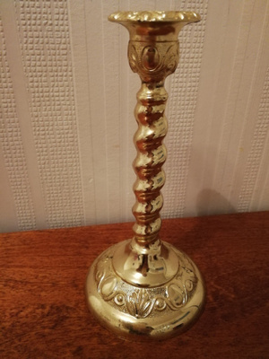 Messinkinen kynttilänjalka