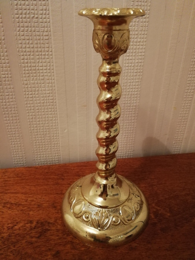 Messinkinen kynttilänjalka