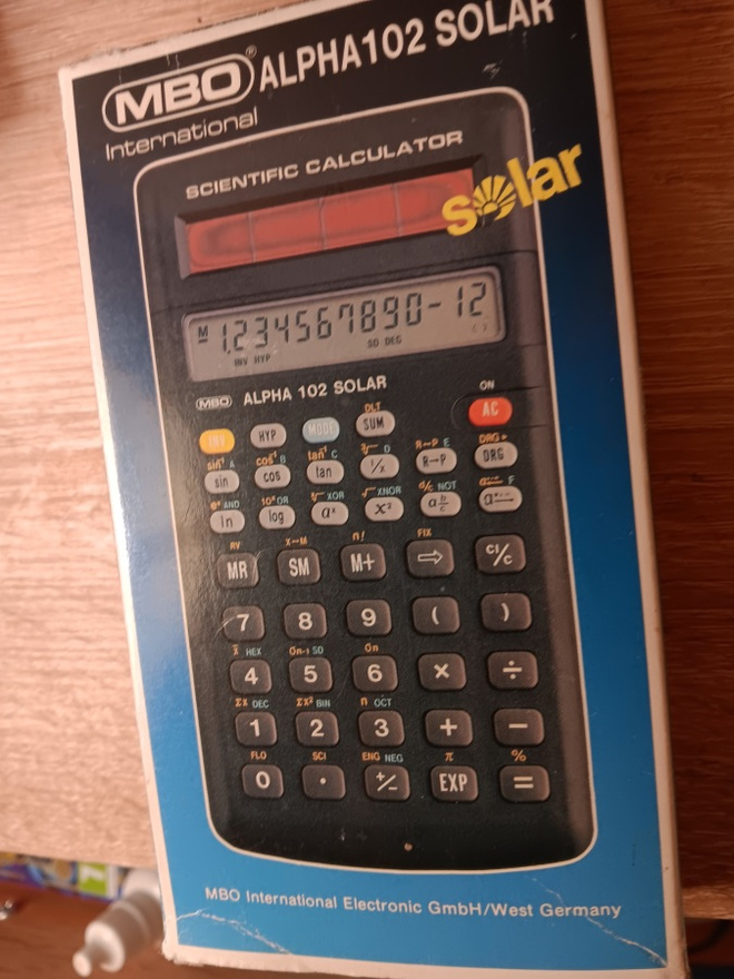 MBO ALPHA102 Solar scientific laskin alkuperäispaketissaan