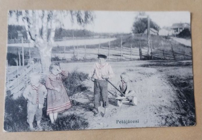 Petäjävesi, lapsia leikkimässä teiden risteyksessä, k-k 1906