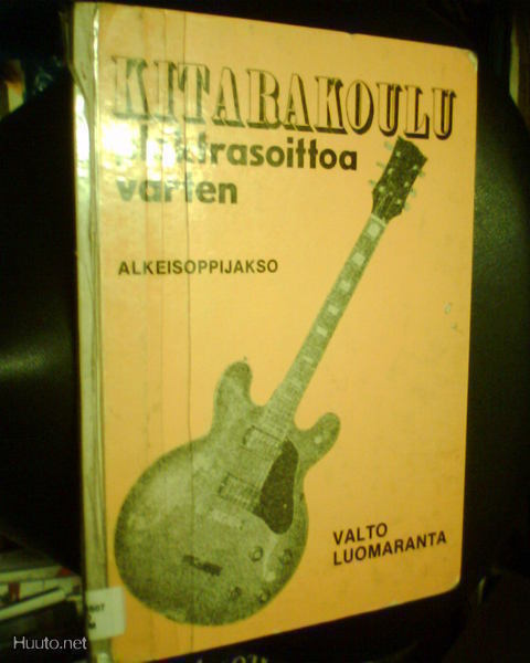 Valto Luomaranta KITARAKOULU plektrasoittoa varten (1976)