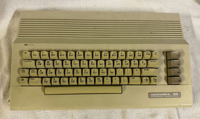 Commodore 64C (ASSY 250469 REV.4)  – testaamaton ilman virta