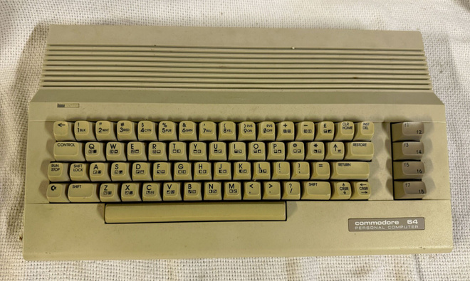 Commodore 64C (ASSY 250469 REV.4)  – testaamaton ilman virta