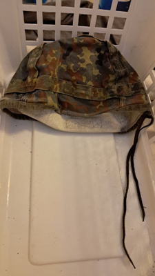 Saksan Bundeswehr kypärän päällinen.