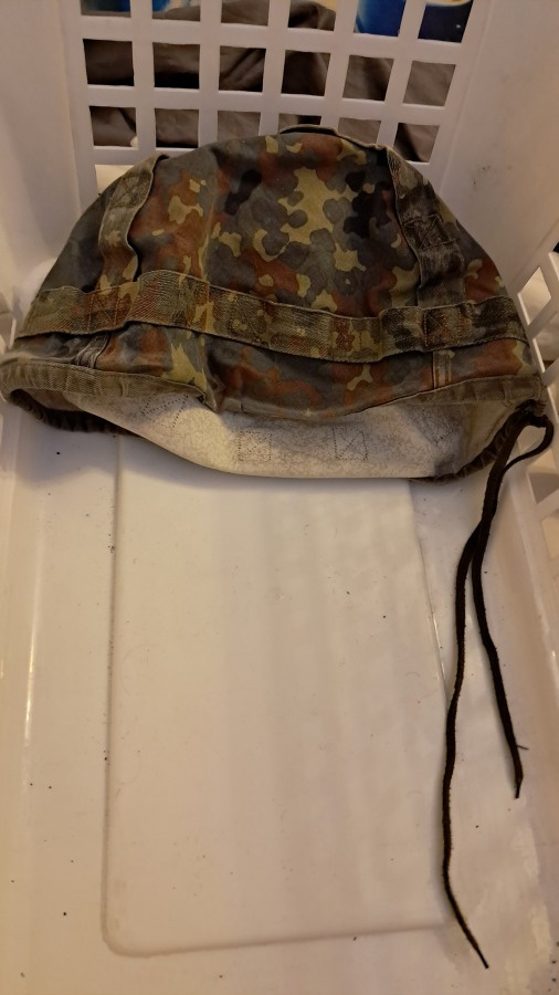 Saksan Bundeswehr kypärän päällinen.