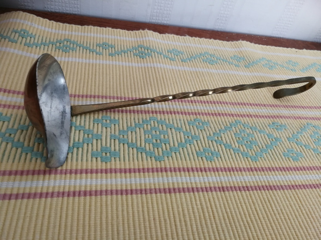 Kuparinen kauha kaatonokalla
