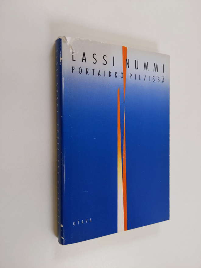 Lassi Nummi : Portaikko pilvissä : runoja