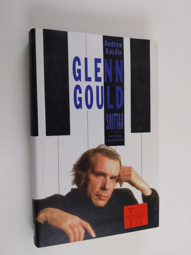 Andrew Kazdin : Glenn Gould soittaa : luovaa valehtelua