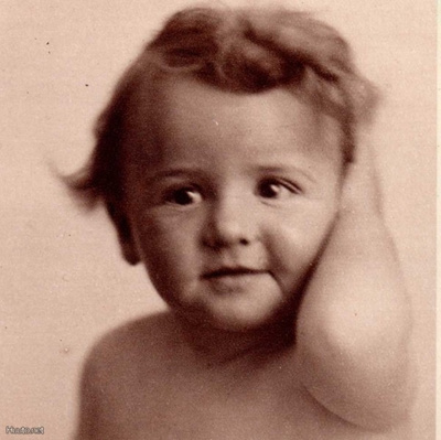 LAPSI / Ujo vauva käsi korvallisella. 1930-l.
