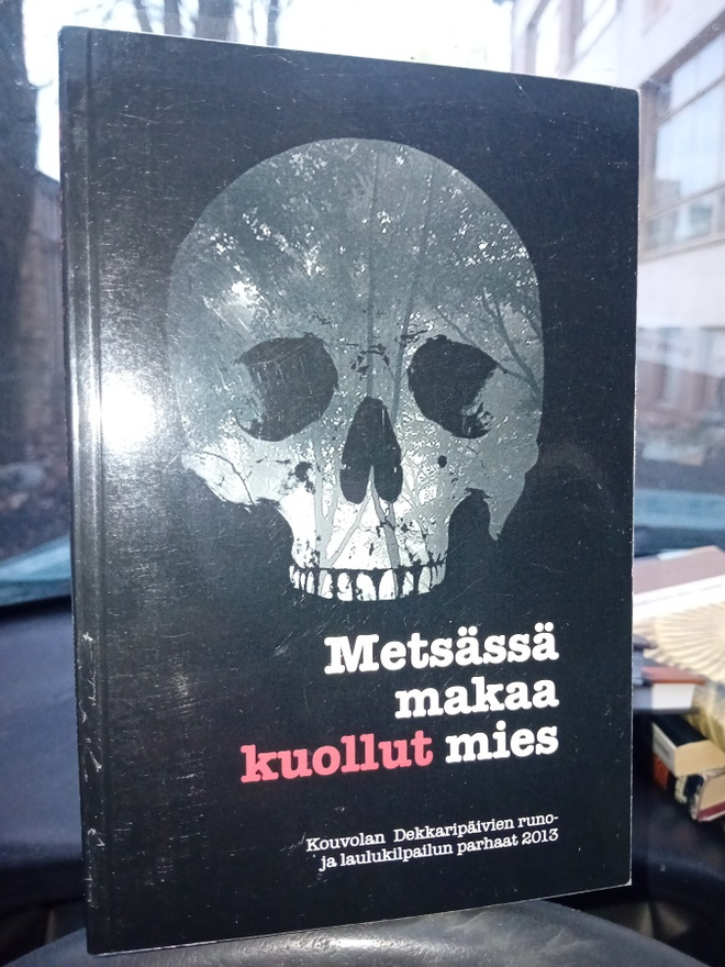 Metsässä makaa kuollut mies ( SIS POSTIKULU  )