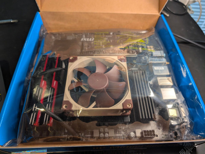 Asus B550M, Ryzen 3 4300G, 32gt DIMM, AXAGON 6xSATA, Noctua