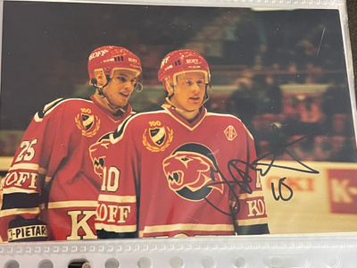 Johan Davidsson (HIFK) nimikirjoitus valokuvassa