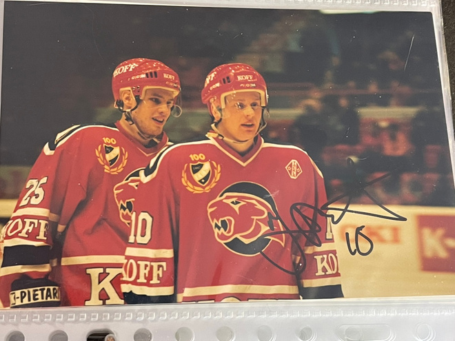 Johan Davidsson (HIFK) nimikirjoitus valokuvassa
