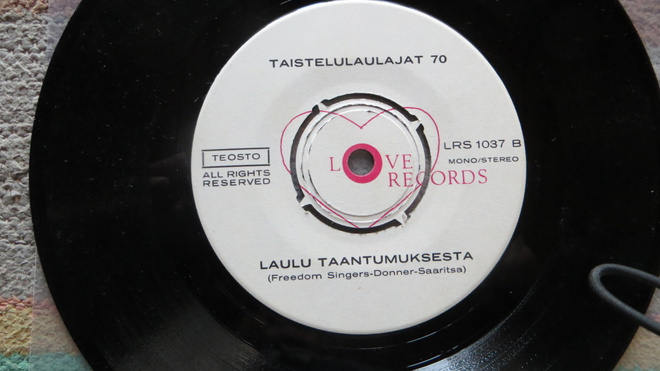 Taistelulaulajat 70, 7" : love lrs 1037  Vapauttakaa Etelä