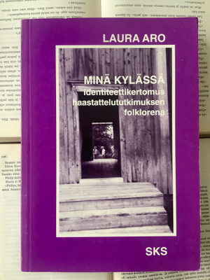 Minä kylässä: identiteettikertomus haastattelututkimuksen...