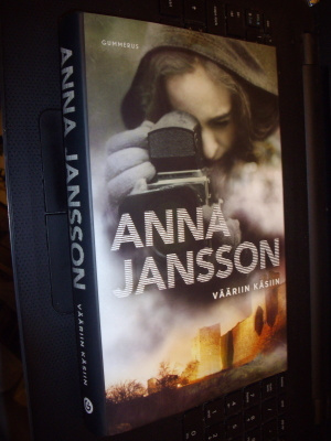 Anna Jansson : Vääriin käsiin ( 1 p. 2016 ) EIPK !