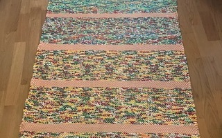 Kangaspuilla kudottu matto 75 x 148 cm