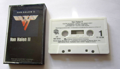 VAN HALEN "II" C-KASETTI  Kasetti näyttää aivan uudelta!