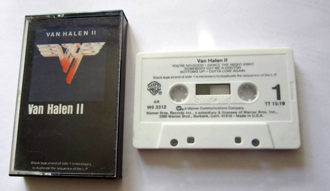 VAN HALEN "II" C-KASETTI  Kasetti näyttää aivan uudelta!
