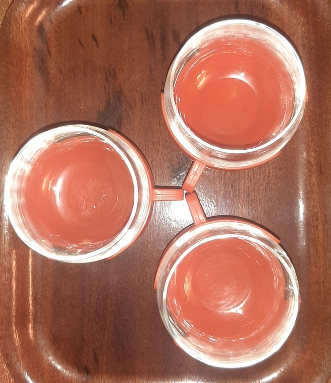 3x lasi ja muovinen pidike West Germany