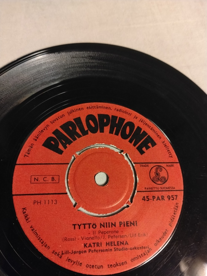 katri helena usvaritari / tyttö niin pieni