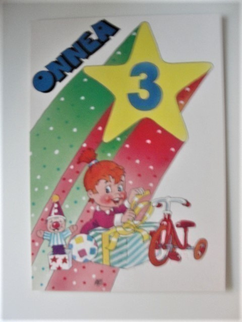 no 1 - 3-vuotias poika  avaa pakettia