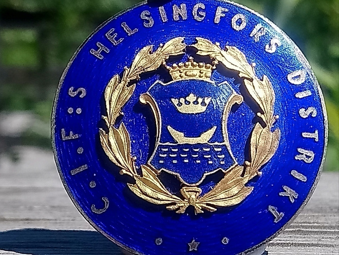 Vaakunalla varustettu merkki. Valmistaja Veljekset Sundqvist