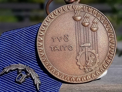 Pronssinen TYÖ ja TAITO Mitali soljella 10v.