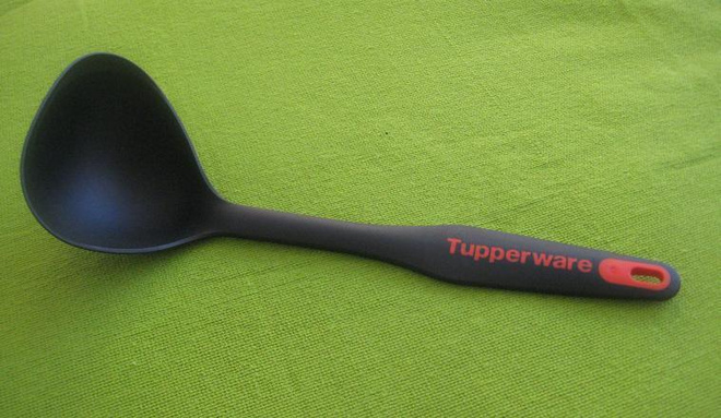 Tupperware Kauha musta + oranssi-punainen teksti