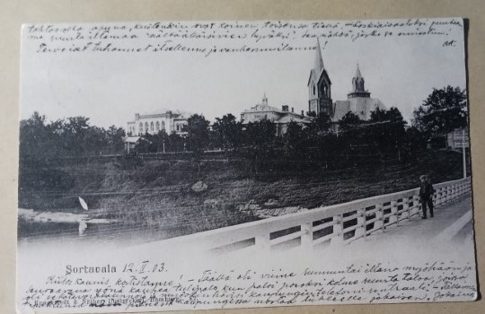 Sortavala, mies sillalla, takana kirkko, kaupunkia, p. 1903