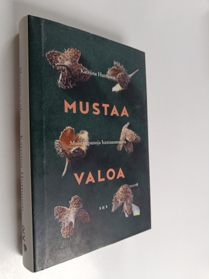 Katriina Huttunen : Mustaa valoa : muistiinpanoja hautaus...
