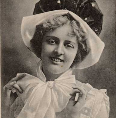 NAINEN / Viktoriaanisen ajan tyttö ja samettihattu. 1900-l.