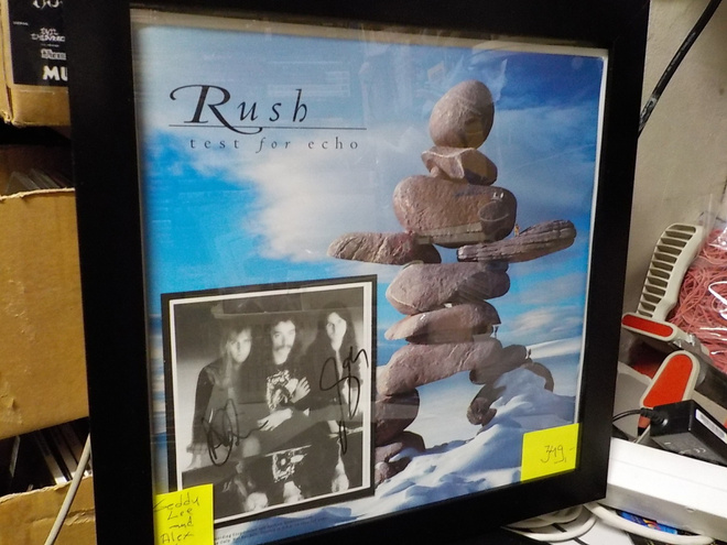 RUSH TAULU KAHDELLA NIMMARILLA