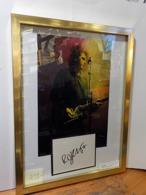THE CURE ROBERT SMITH NIMIKIRJOITUS KEHYSTETTYNÄ