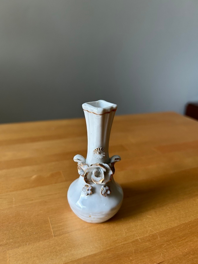 Pieni saksalainen vintage koristemaljakko ( korkeus 8,5 cm )