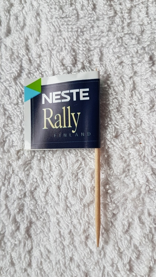 Neste Rally Finland Hammastikku lippu