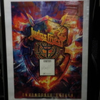 JUDAS PRIEST - TAULU KOKO 2024 BÄNDIN NIMMAREILLA (w) - pikkukuva 1