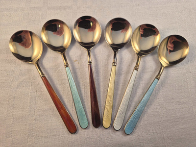 Emalikoristeiset jälkiruokalusikat 6 kpl, 13 cm, v. 1954-66