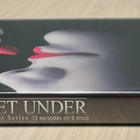 MULLAN ALLA (Six Feet Under): Kausi 1 (2001) 5DVD (UUSI) - pikkukuva 3