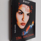 Laurie R. King : Yön suojissa - pikkukuva 1