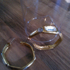 Isokokoiset Kullanväriset Korvarenkaat isolla kivellä - pikkukuva 3