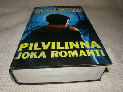 Stieg Larsson Pilvilinna joka romahti