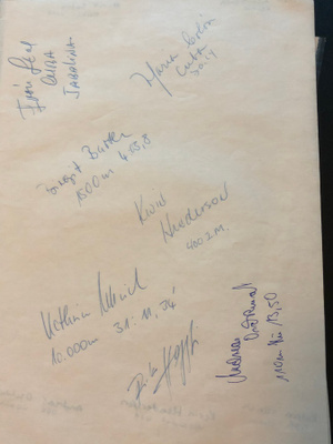 Yleisurheilijoiden nimikirjoituksia paperilla (saatu 1988)