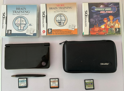 Nintendo DSi XL + kantolaukku + 3 peliä