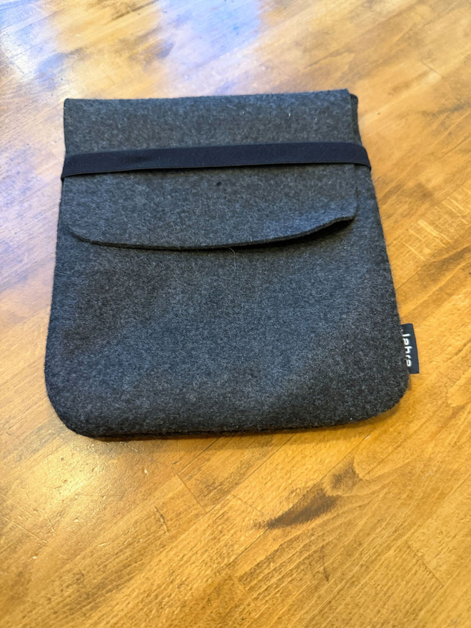 Huopapussukka kotelo esim. kuulokkeille 18 cm x 21 cm