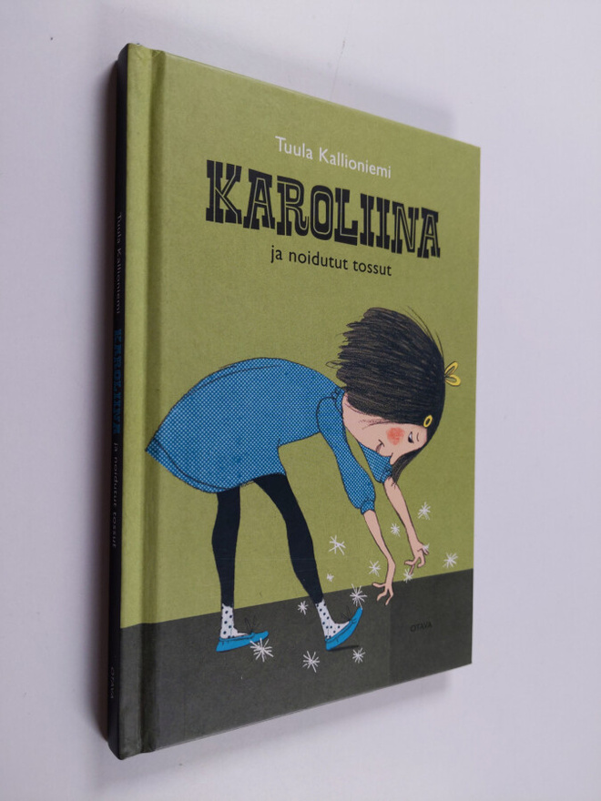 Tuula Kallioniemi : Karoliina ja noidutut tossut