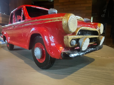 Puusta tehty Ford Cortina