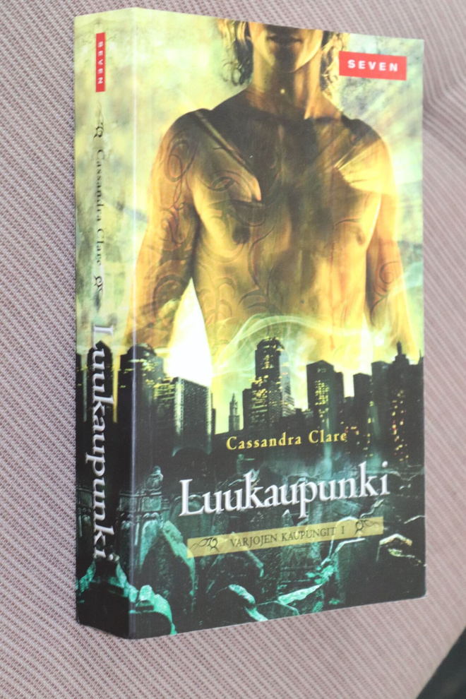 Cassandra Clare : Luukaupunki ( pokkari )
