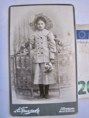 VANHA CDV Valokuva Tyttö UPEA Hattu Venäjä Pietari 1900-l